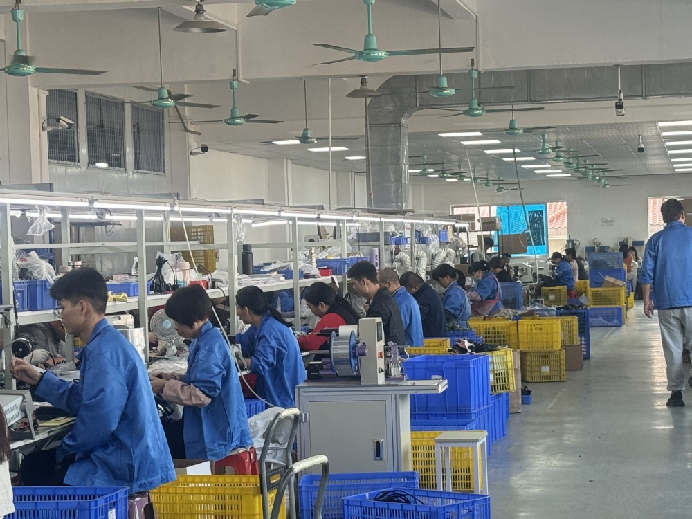 巨旭照明組裝拉線(xiàn)